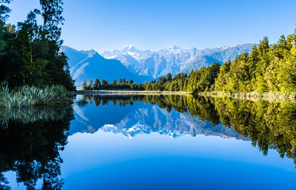 Perfekte Reflexion Lake Matheson Umgeben Von Wunderschönem Naturwald Unter Blauem — Stockfoto