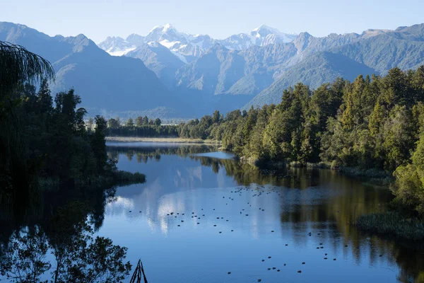 Reflexão Perfeita Lago Matheson Cercado Por Uma Bela Floresta Natural — Fotografia de Stock