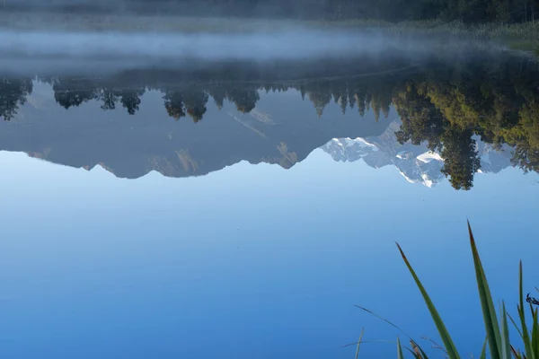 Riflessione Perfetta Nel Lago Matheson Circondato Una Bellissima Foresta Naturale — Foto Stock