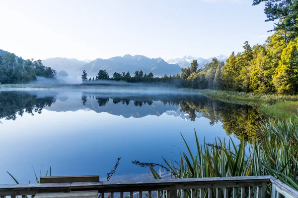 Reflexão Perfeita Lago Matheson Cercado Por Uma Bela Floresta Natural — Fotografia de Stock