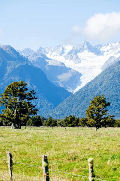 Voorbij Groene Landbouwgrond Aan Uitlopers Van Zuidelijke Alpen Populaire Toeristische — Stockfoto