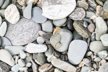 Batı Sahili 'nin güney adası Yeni Zelanda' da parlak, ıslak nehir taşları..