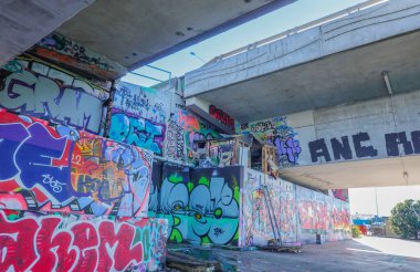 Tauranga Yeni Zelanda - 30 Haziran 2022; Tauranga Liman Köprüsü 'nün altındaki merdivenin tepesindeki ev