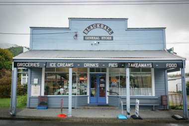 Blackball Yeni Zelanda - 4 Mayıs 2022; Tarihi küçük kasabadaki sokak ve mağaza binası.