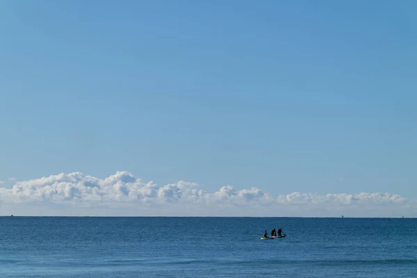 茂冈瑞山海滩蓝天下的海岸背景图 — 图库照片