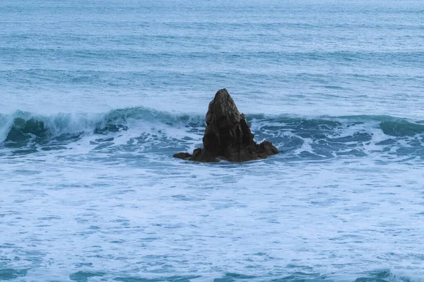 Una Roca Con Olas Marinas Rompiendo Alrededor — Foto de Stock