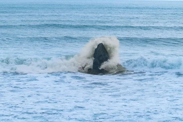 One Rock Sea Waves Breaking — ストック写真