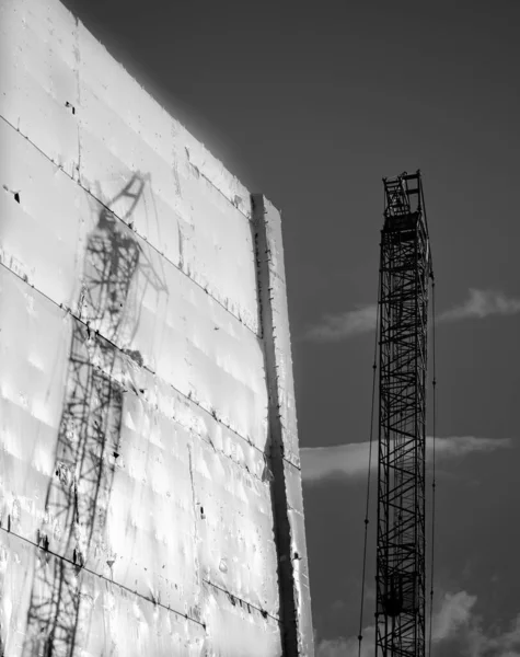 Sombra Construção Guindaste Alto Refletido Lado Edifício Envolto Envoltório Plástico — Fotografia de Stock