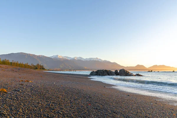 Pohled Podél Hlavní Pláže Kaikoura Východu Slunce Kde Setkávají Horizont — Stock fotografie