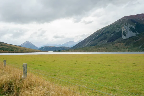 Uitgebreid Groen Veld Leidt Tussen Bergen Van Zuidelijke Alpen Nieuw — Stockfoto