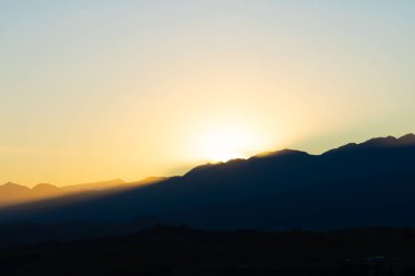 Kaikoura 'nın siluetinde, karanlık tepelerinde ve tepelerinde güneş batana kadar deniz kıyısındaki dağlarda.