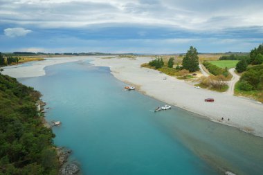 Canterbury Yeni Zelanda - 7 Mayıs 2022; Waimakariri Nehri kıyıya doğru akar