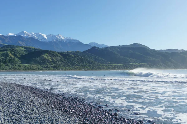 Stony Mangamaunu Beach Kaikoura Surf Rolling Surfers Backdrop Coastal Range — Fotografia de Stock