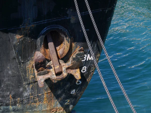 Rusty Black Bow Ship Closeup Moored Two Ropes Depth Numbers — Stock Photo, Image