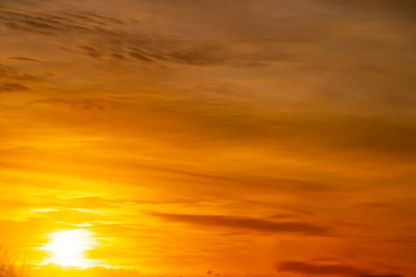 Схід Сонця Через Ефірну Світлу Хмару Небі Містичного Або Фонового — стокове фото
