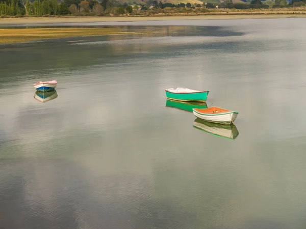 Scenic Kenepuru Sound Images Water Edge Three Dinghy Boats Afloat — Stock Fotó