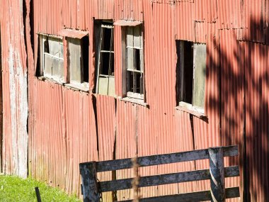 Çürük demir dış duvar hasarlı camlı eski barakada..