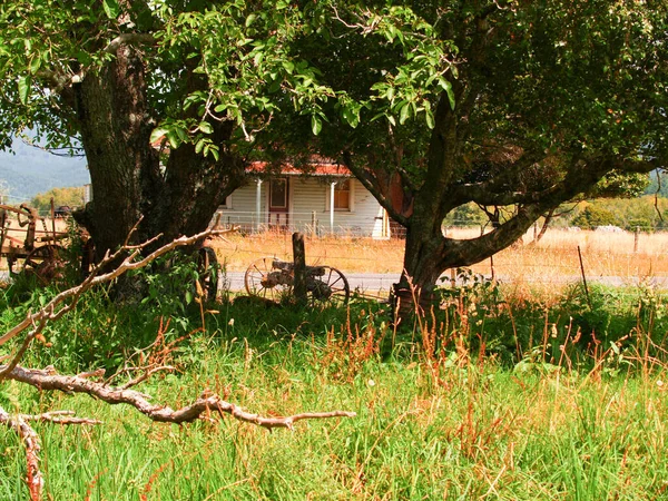 Cena Rural Rústica Com Antiga Casa Fazenda Rodas Vagão Emolduradas — Fotografia de Stock