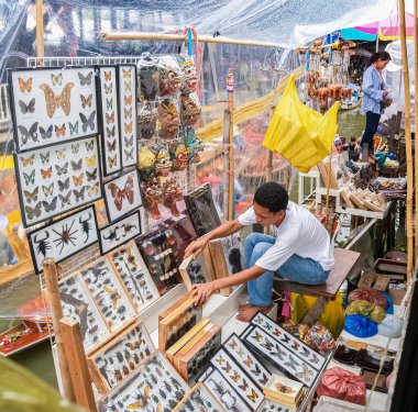 Bangkok Tayland - 10 Ağustos 2007; Gezgin pazarlarda turistlere satılacak sergi böcekleri tezgahındaki tedarikçi