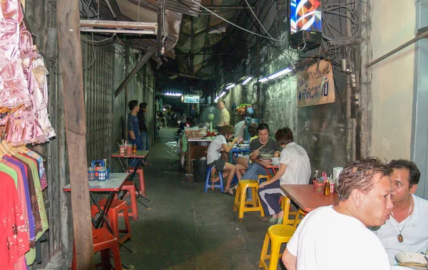 Bangkok Thailand August 2007 People Food Vendors Gritty Grungy City — Zdjęcie stockowe