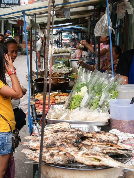 Bangkok Thailand August 2007 Street Food Being Cooked While Young — Fotografia de Stock