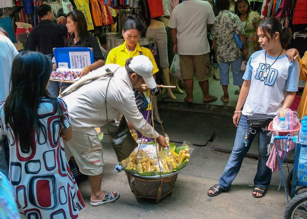 Bangkok Thailand August 2007 Man Selling Corn Basket City Street — Stock Fotó