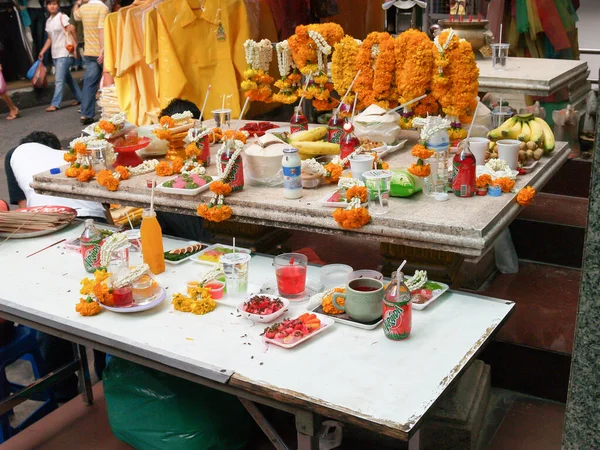 Bangkok Thailand August 2007 Buddhist Faithful Offering Table Covered Left — ストック写真