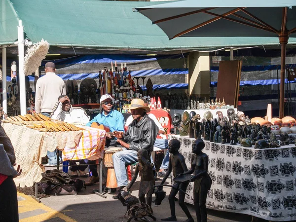 Johannesburg Jižní Afrika Srpna 2027 Afričtí Muži Sedí Prodejního Stolu — Stock fotografie