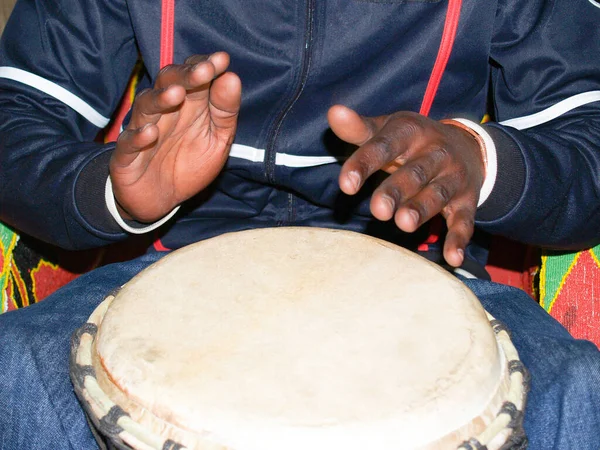 African Male Hands Raised Hide Drum Skin Street — Φωτογραφία Αρχείου