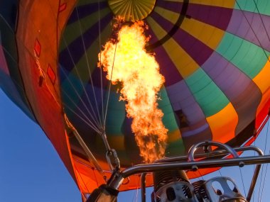 Sıcak hava balonu alev saçar balon gökyüzünde hafifçe süzülürken.