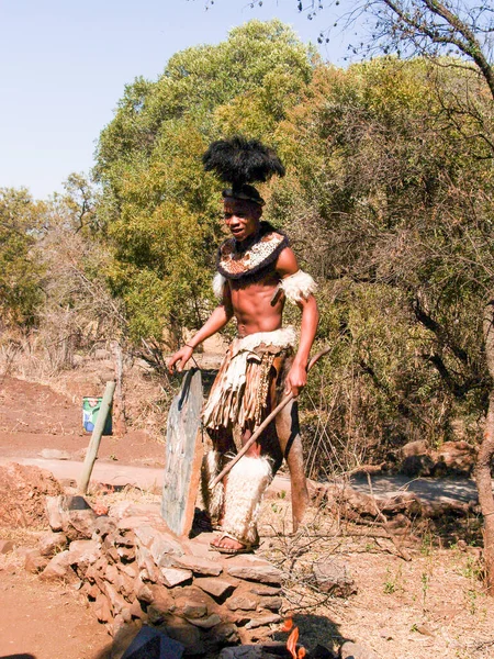 Johannesburg South Africa August 2027 African Tribesman Costume Performing Tourists — Stockfoto