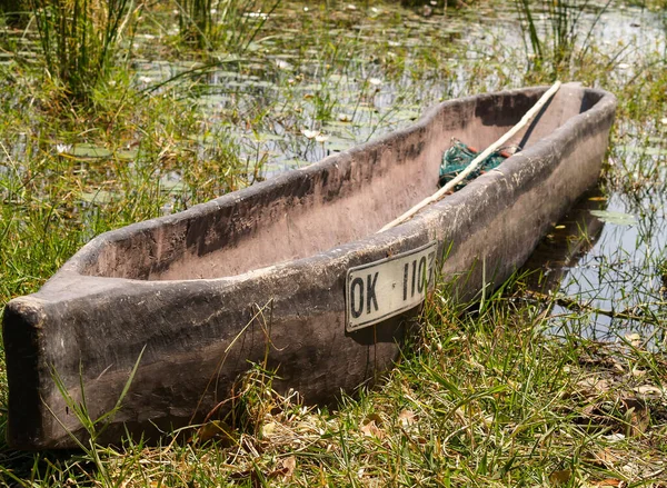Botswana August 2007 Traditional Dugout Canoe Pulled Edge Okavango Delta — Foto Stock
