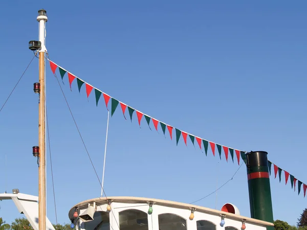 Red Green Bunting Strung Cabin Traditional Boat Clear Blue Sky — Photo