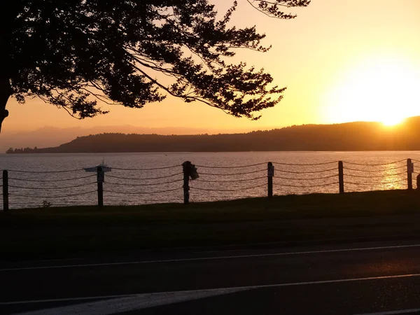 Silhouette Distant Hills Lake Edge Chain Barricade Red Sky Sunset — Fotografia de Stock