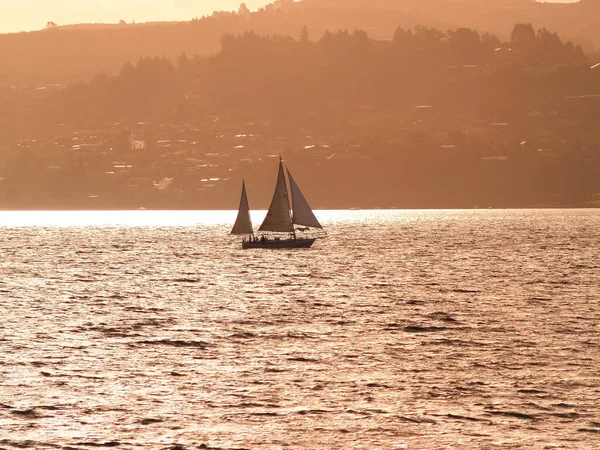 Silhouette Distant Hills Yacht Sailing Red Sky Sunset Lake Taupo — Stockfoto