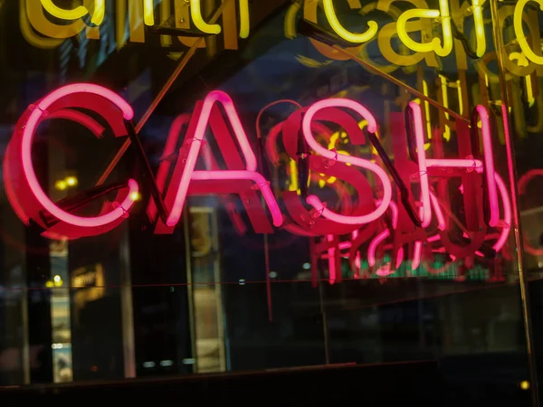 Word Cash Bright Pink Neon Sign Shop Window Reflected Background — Foto Stock