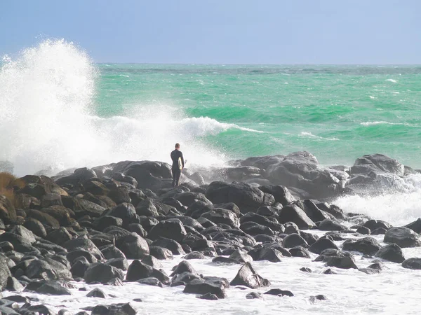 Raglan New Zealand June 2008 Young Male Surfer Clambers Rocky — Stockfoto