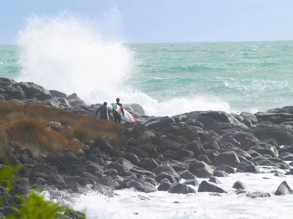 Raglan New Zealand June 2008 Young Male Surfer Clambers Rocky — Stockfoto