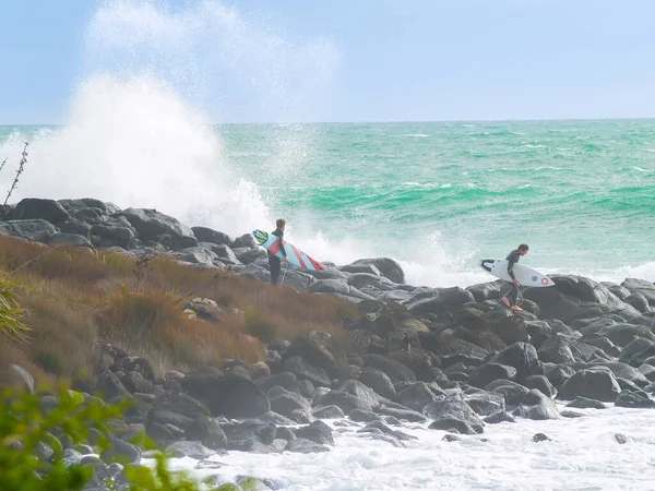 Raglan New Zealand June 2008 Young Male Surfers Clamber Rocky — Stock Photo, Image