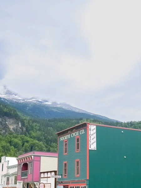 Skagway Alaska Usa August 2008 Commercial Building Facades Mountain Landscape — стокове фото