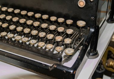 Eski iyi kullanılmış daktilo klavyesi alfabe harfleriyle dairesel tuşlarla kapat