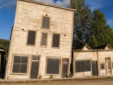 Perma-don zemin çöktüğünde yıkılan eski ahşap binalar, değişen iklim koşullarının uzun vadeli etkisi altında batıyor..