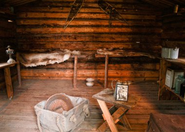 Dawson City Yukon Bölgesi, Kanada - 5 Ağustos 2008; Eski bir altın madencisi kulübesinin içinde, tencere küçük masa ve eski fotoğraf ile Spartan varlığını gösteren.