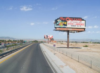Las Vegas ABD - 14 Ağustos 2008: Şehir dışındaki otoyol boyunca etkinlik ve ürünleri tanıtan büyük otoyol afişleri