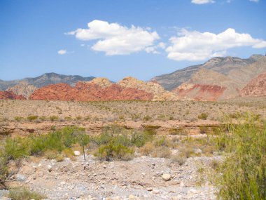 Nevada 'daki Red Rock Kanyon Çölü manzarası, ABD' deki tepelerde inanılmaz renk kalıpları..