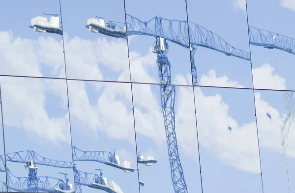 Guindastes Construção Azul Céu Refletido Painéis Vidro Brilhante — Fotografia de Stock