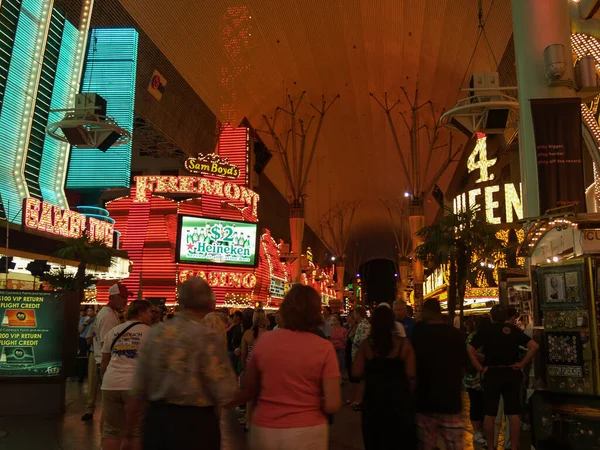 Las Vegas Usa Augustus 2008 Fremont Street Nachts Met Felle — Stockfoto