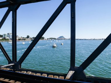 Yeni Zelanda 'daki Tauranga Limanı' nın çelik köprü kirişinin yapısal deseni üzerinden görüntüsü.