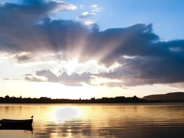 Intensive Sonnenaufgangsstrahlen Über Der Bucht Mit Der Silhouette Eines Kleinen — Stockfoto