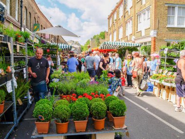 Londra Birleşik Krallığı 14 Haziran 2009; Kap ve fidelerin satışı Cumartesi günü şehir pazarında.